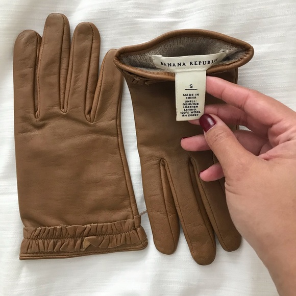 Banana Republic Accessories - Banana Republic women’s leather gloves
